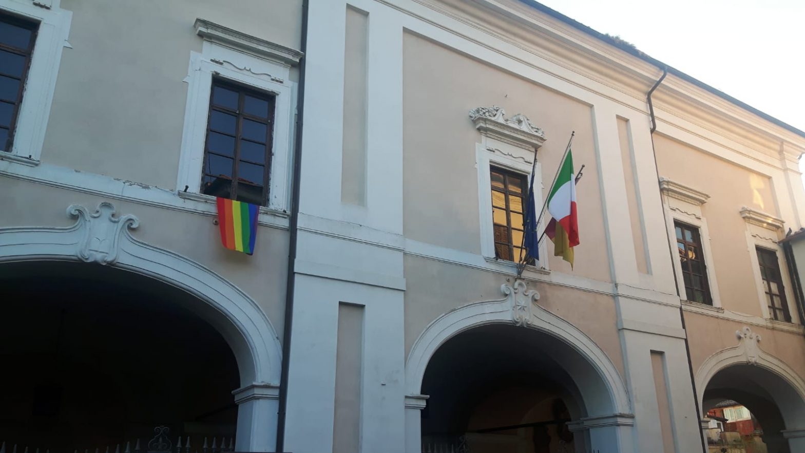 Albano Laziale risponde con la bandiera rainbow al Congresso delle Famiglie di Verona